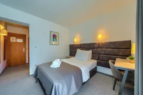 Hotel Alkar - Family Friendly Hotel with Pool in Sinj, Dalmatia - Chambre