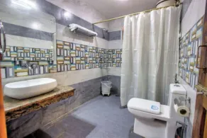 Goroomgo Samiru Manali - Badezimmer