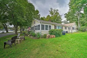 Boat & Ski: Home on Edinboro Lake w/ Grill! - Innvendig
