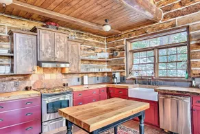 Hot Tub & Mtn Views: Woodsy Cabin in Greer - Intérieur