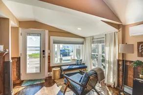Walk to Beach: Water-view Abode in Portsmouth! - Innenbereich