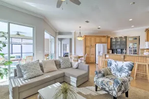 Bright & Sunny Riverview Oasis w/ Pool & Pond - Innenbereich