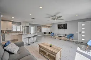 Remodeled Naples Getaway w/ Pool ~ 1 Mi to Beach! - Interiør
