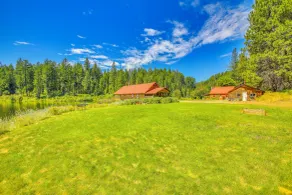 700-acre Property w/ 33-acre Lake & Dual Cabins! - Innvendig