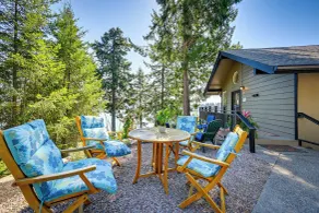 Private Beach at Waterfront Harstine Island Escape - Interior