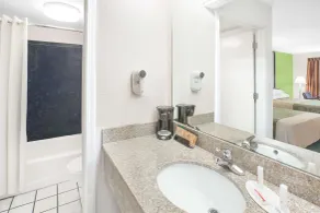 Super 8 by Wyndham Mobile - Bathroom