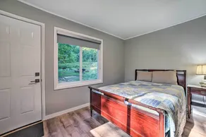 Secluded Suttons Bay Retreat w/ Fire Pit! - Innenbereich