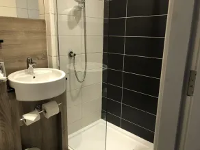 Cairn Hotel & Apartments - Baño