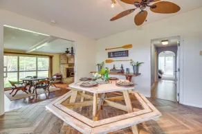 Group Getaway by Norfolk Lake! Soak, Play & Unwind - Interiör
