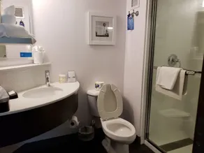 Hampton Inn & Suites Newtown - Baño