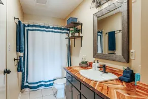 Tucked Inn: Upper Unit - Bathroom