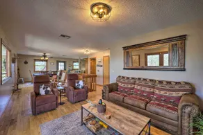 Walk to New River Access! Family Cabin w/ Deck - Interiør