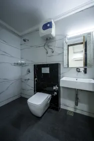 The Palms Inn I Near Medanta Medicity I Sec-38 - Bathroom