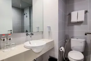 favehotel Sudirman Bojonegoro - Bathroom