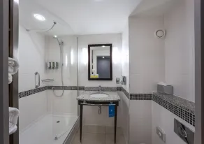 Hampton by Hilton Liverpool/John Lennon Airport - Bathroom