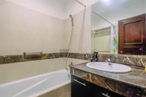 Fancy And Classic Studio Room At Bellezza Apartment - Baño
