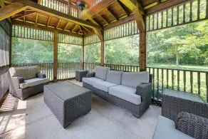 7,100 Sq Ft Retreat w/ Gazebo + Koi Pond in Wayne! - Interiør