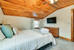 Private Hot Tub, Arcade Game: Bee Spring Cabin - Interni