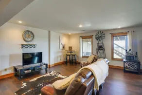 Rustic Missouri Vacation Rental w/ Hill Views! - Interiør
