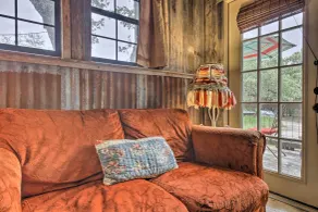 Snuggle Inn Wimberley Cabin w/ Fire Pit + Deck - Innvendig