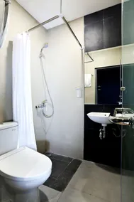 Bobotel Gatot Subroto Medan - Bathroom