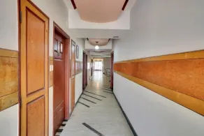 iROOMZ Aura Inn - Entrada (vista interior)