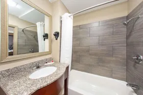 Super 8 by Wyndham Pensacola NAS Area - Salle de bain