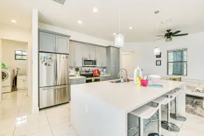 Day Trip to Fort Myers Beach: Pet-friendly Home! - Innvendig