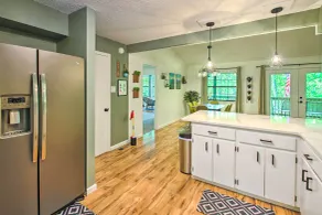 Deck & Resort Amenities: Hot Springs Home! - Interiør