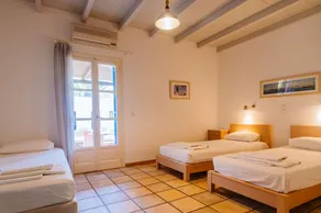Far Out Village Hotel - Chambre