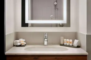 La Quinta by Wyndham Time Square South - Bathroom