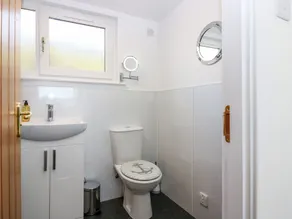 Dolphin Cottage - Bathroom