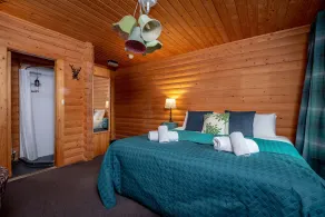 Redlands Country Lodge Apartments with Hot Tubs - Room