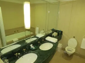 Redlands Hotel - Bathroom