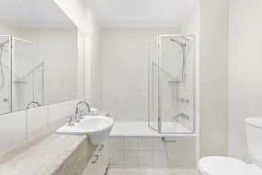 MainStay Suites Kew - Bathroom