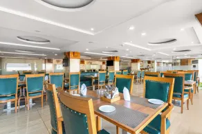 Treebo Premium Vinnie - Near Airport - Restaurant