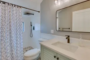 Modern Lake Ontario Escape w/ Beach Access! - Badezimmer