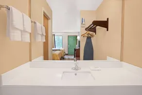 Super 8 by Wyndham Acworth/Atlanta Area - Salle de bain