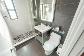 Ameritania at Times Square - Bathroom