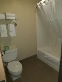 Comfort Inn Marshalltown South - Bathroom