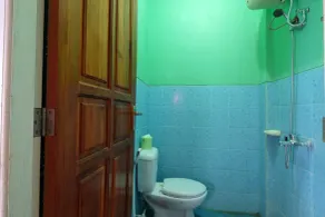 RedDoorz near Mangrove Forest Kupang - Salle de bain