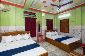 RAJA HOTEL AND LODGE - Zimmer