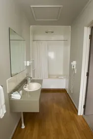 Aspen Manor Motel - Bathroom
