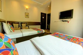 FabHotel Phoenix Hospitality - Nr DLF Cyber Hub & Metro, Gurugram - Room
