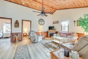 2 Mi to Lake Champlain: Cabin w/ River Access! - Innenbereich