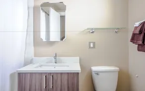 Okanagan Royal Park Inn by Elevate Rooms - Bathroom