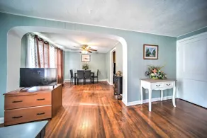 Eastlake Home w/ Patio < 1 Mi to Lake Erie! - Intérieur