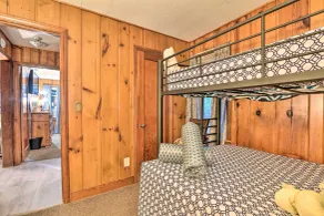 Cozy Lakefront Lapeer House w/ 2 Paddle Boats! - Interni