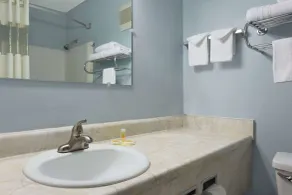 Days Inn by Wyndham Middletown - Salle de bain