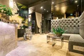 B Montmartre - Reception